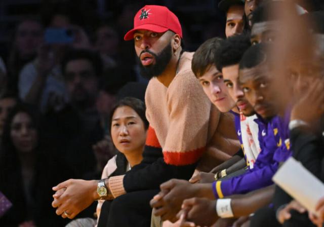 星空体育官网入口-浓眉无限期伤停 湖人赛季命运与交易前景风雨飘摇